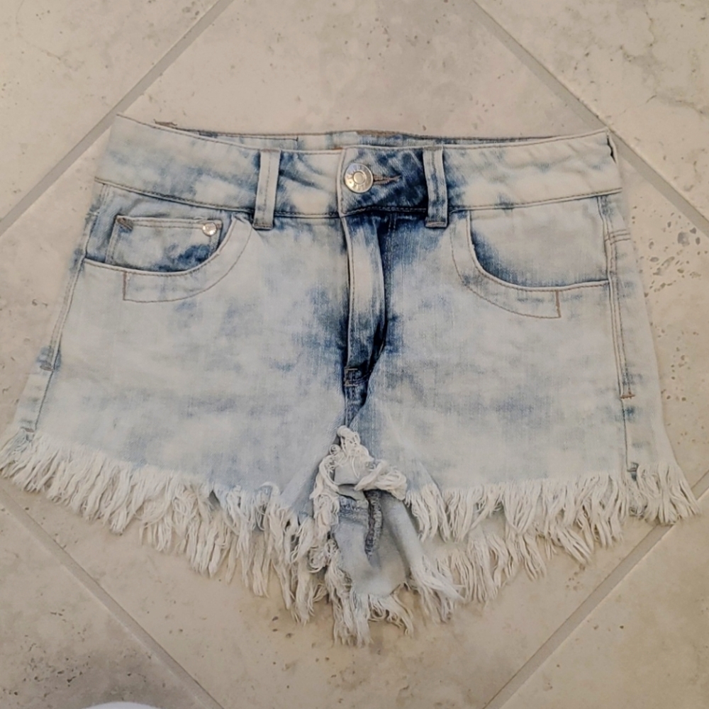 Celebrity Pink size 3 distressed denim shorts